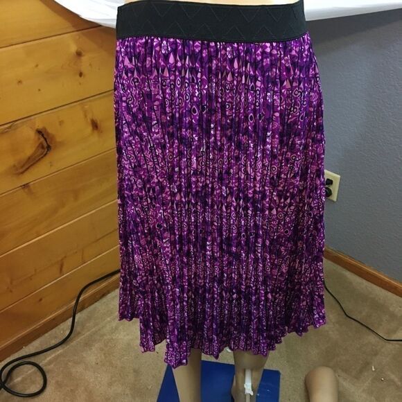 LuLaRoe M Skirt Purple Pleated NWOT - Picture 3 of 3